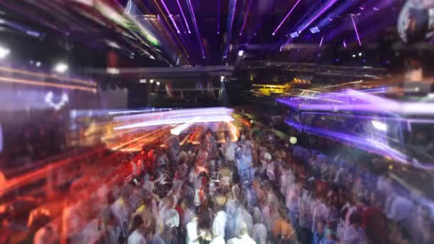 Abstracte shot van een menigte in een nachtclub — Stockvideo