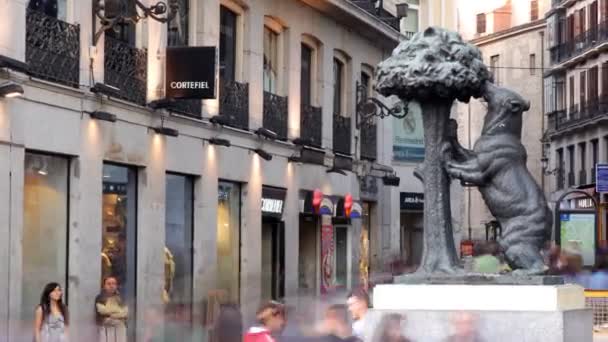 Slavný medvěd a jahodový strom socha v Madridu — Stock video