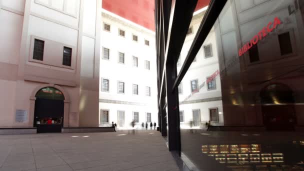 Stedelijke scène in madrid weerspiegeld in glas spiegel muur van het reina sofia museum — Stockvideo
