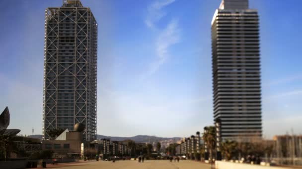 Timelapse av två skyskrapor i Barcelonas port Olímpic — Stockvideo