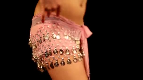 Linda jovem loira dança em estilo oriental saia espumante — Vídeo de Stock