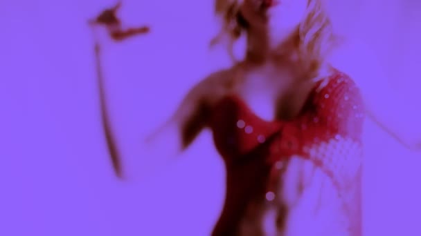 오리엔탈 스타일 빨간색 탑에 아름 다운 젊은 금발 여자 춤 — 비디오