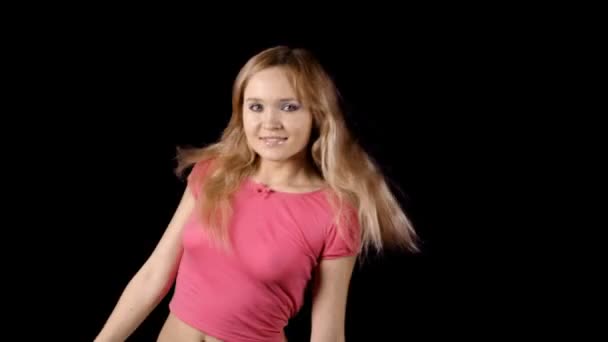 Schöne junge blonde Frau tanzt in glänzendem Kleid — Stockvideo