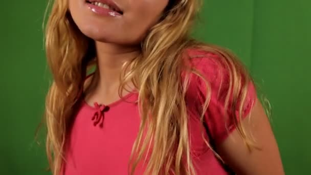 Красива молода блондинка танцює в блискучій сукні — стокове відео