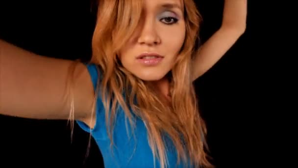 Schöne junge blonde Frau tanzt in engem Top — Stockvideo