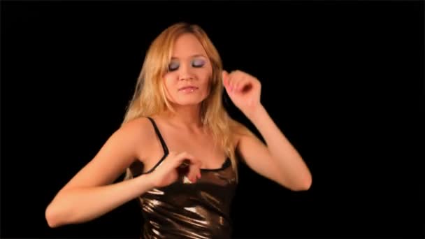 Mooie jonge blonde vrouw dansen in glanzende jurk — Stockvideo