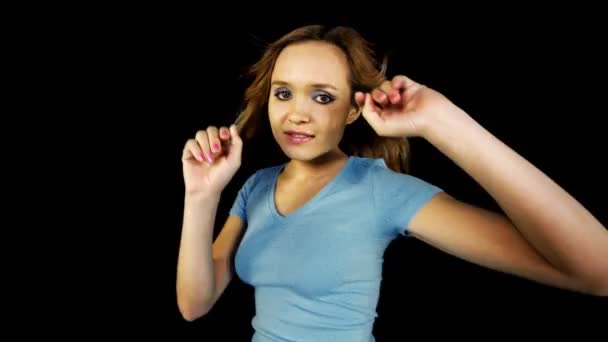 Szép fiatal szőke nő táncok szűk felső — Stock videók