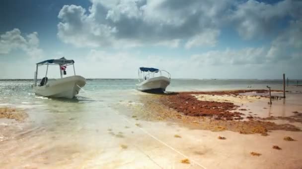 Timelapse de pequeños barcos de pesca amarrados en agua caribeña hermosa — Vídeo de stock