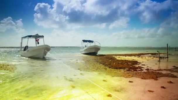 Timelapse de pequeños barcos de pesca amarrados en agua caribeña hermosa — Vídeos de Stock