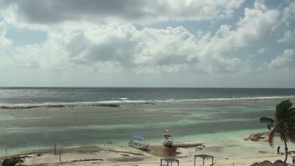 Shot van het strand van de prachtige Mahahual Mexico op de Mexicaanse Caribische kust — Stockvideo