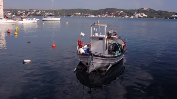 Лодки и яхты в красивом голубом кристальном море — стоковое видео