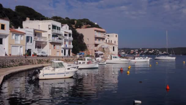 Barcos y yates en el hermoso mar de cristal azul — Vídeos de Stock