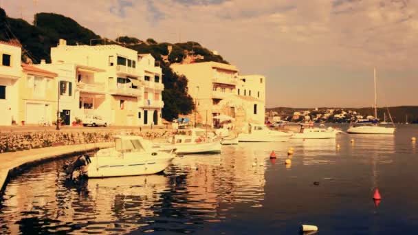 Barcos y yates en el hermoso mar de cristal azul — Vídeos de Stock