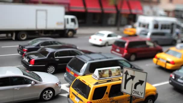 Manhattan street scene med trafik og – Stock-video