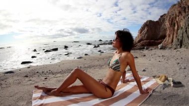 sunrise plajda bikini sunbaths güzel kız