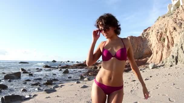 Sunrise adlı bir bikini plaj güzel kız dansları — Stok video