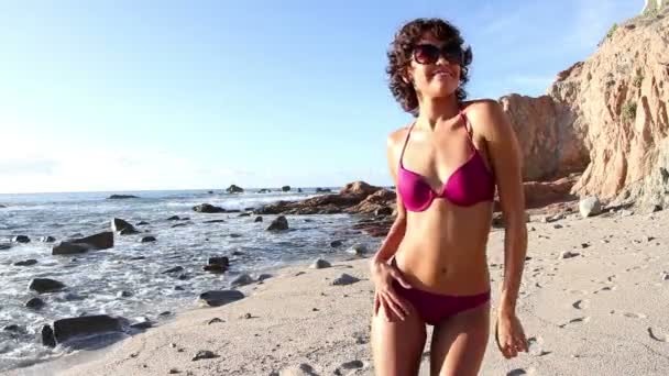 Sunrise adlı bir bikini plaj güzel kız dansları — Stok video