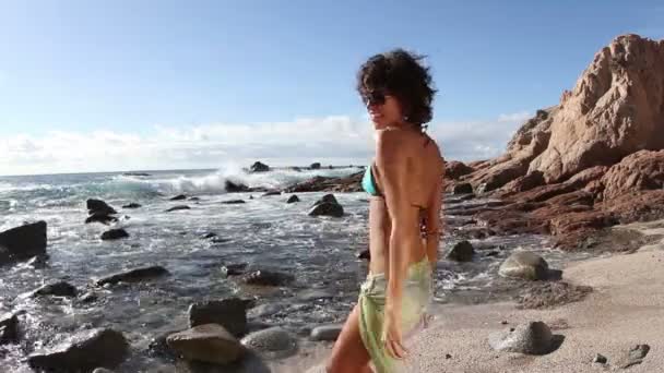 Mooi meisje dansen op het strand in een bikini bij zonsopgang — Stockvideo