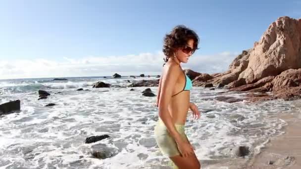 Красивая девушка танцует на пляже в бикини на рассвете — стоковое видео