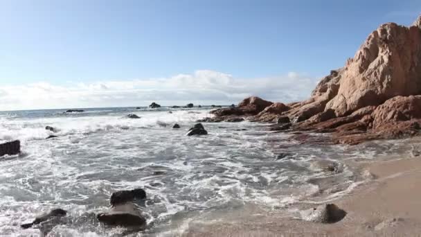 Mooi meisje wandelingen in schot op het strand in een bikini bij zonsopgang — Stockvideo