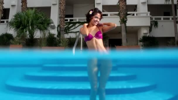 Beautiful woman dances in a swimming pool — Stock Video