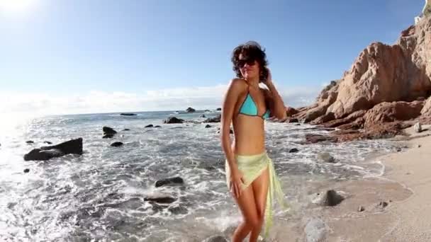 Bella ragazza balla sulla spiaggia in bikini all'alba — Video Stock