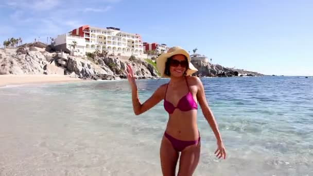 Mooi meisje dansen op het strand in een bikini bij zonsopgang — Stockvideo