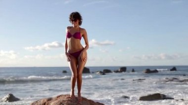 sunrise adlı bir bikini plaj güzel kız dansları