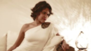 güzel seksi kadın barda gece rahatlatır.