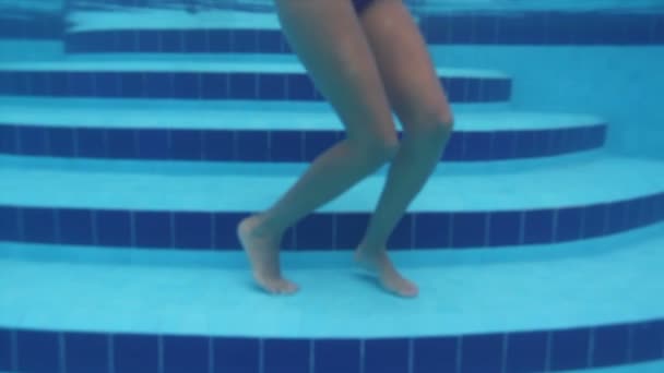 Hermosa mujer baila en una piscina — Vídeos de Stock