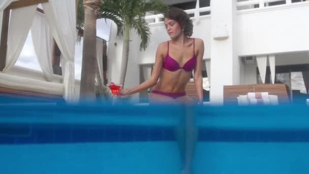 Vacker kvinna innebär i en pool — Stockvideo