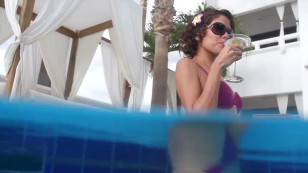 Mulher bonita posa em uma piscina — Vídeo de Stock