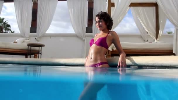Mooie vrouw poses in een zwembad — Stockvideo