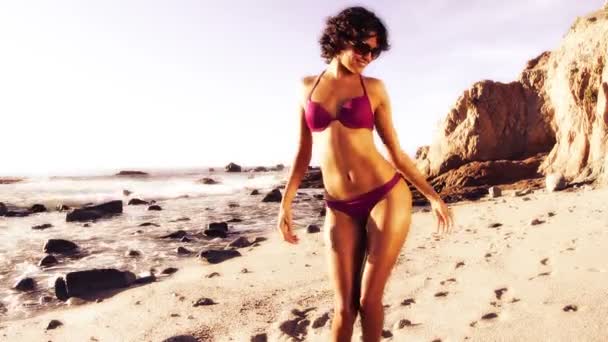 Schöne Mädchen tanzt am Strand im Bikini bei Sonnenaufgang — Stockvideo