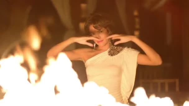 Όμορφη σέξι γυναίκα χορεύει μπροστά από μια πυρκαγιά — Αρχείο Βίντεο