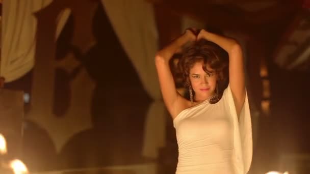 Güzel seksi kadın danslar infront-ateş — Stok video