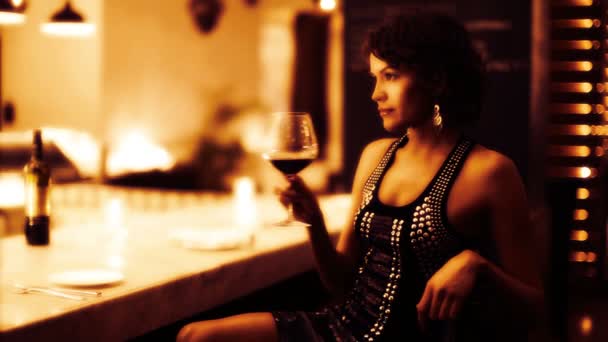 Krásná sexy žena pije víno v hotelovém baru v noci