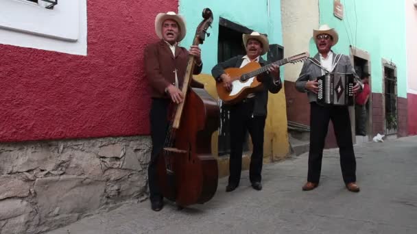 Группа мариачи снималась в Гуанахуато. — стоковое видео