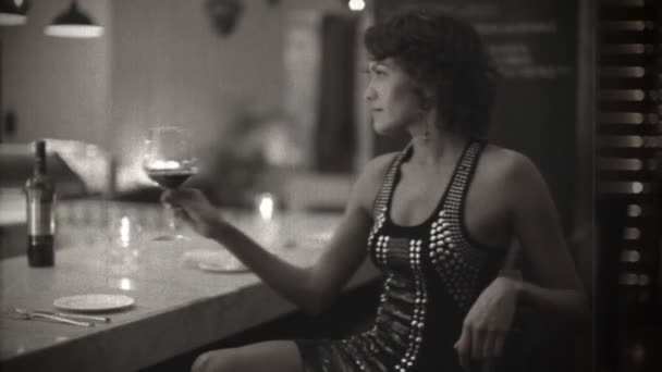 Mulher sexy bonita bebe vinho em um bar do hotel à noite — Vídeo de Stock