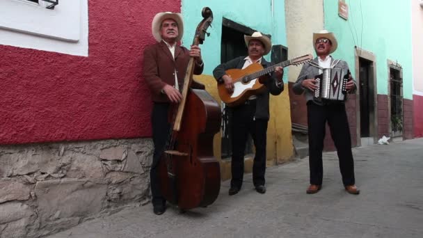 Guanajuato içinde filme bir mariachi grubu — Stok video