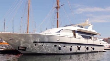 Marsilya'nın vieux port limanında büyük lüks bir yat Timelapse