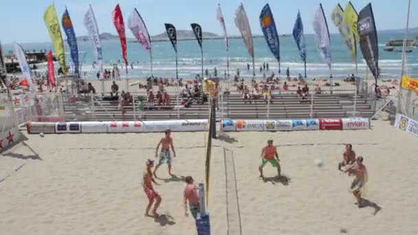 Tempo-lapso de jogo de vôlei de praia na praia de Marselha — Vídeo de Stock