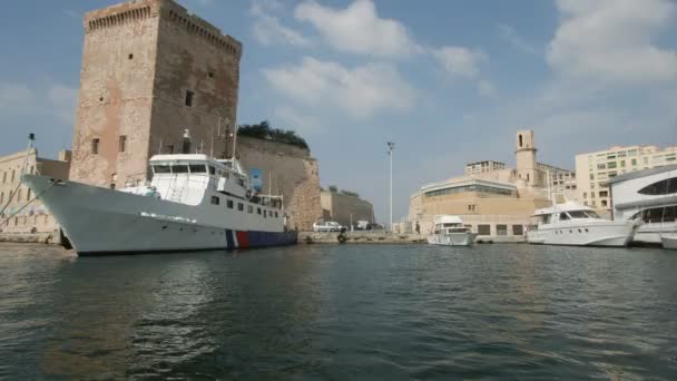 Timelapse lodě a jachty kotvící v přístavu vieux Marseille — Stock video