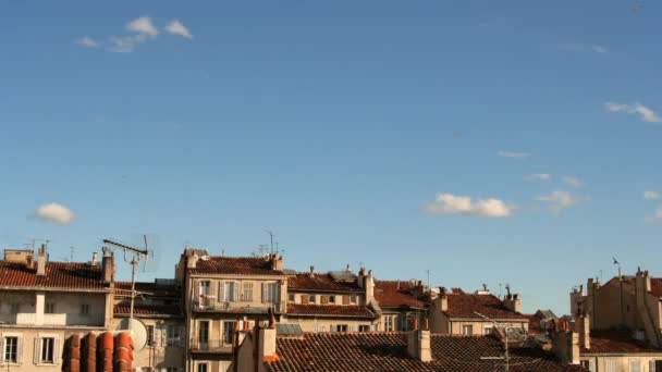 Небо з декількома хмарами і вершинами будівель в Марселі — стокове відео