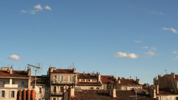 Birkaç bulutlar ve binanın başında Marseille ile gökyüzü — Stok video