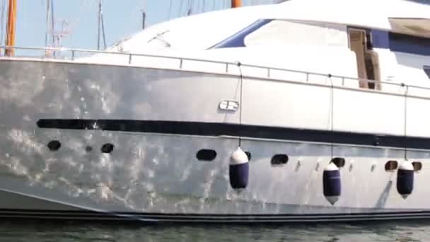 Timelapse of a large luxury yacht in marseille's vieux port harbour — Stock Video