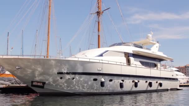 Timelapse di un grande yacht di lusso nel porto vieux di Marsiglia — Video Stock