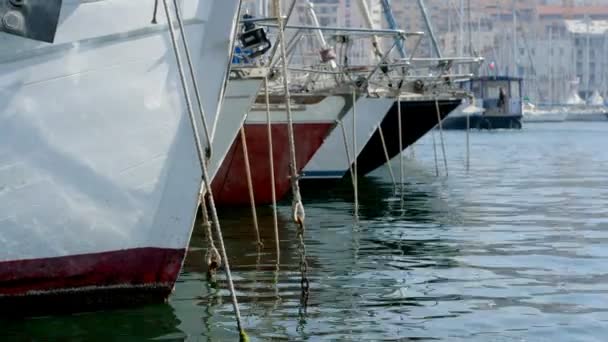 Nahaufnahme von Booten und Yachten, die im Vieux-Hafen festgemacht haben — Stockvideo