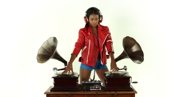 Sexy joven mujer djs usando dos gramófonos antiguos retro — Vídeos de Stock