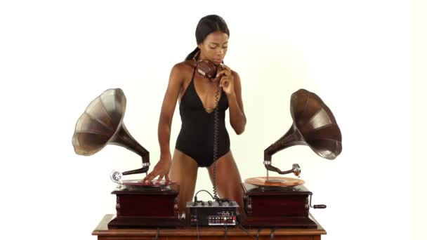 Sexy joven mujer djs usando dos gramófonos antiguos retro — Vídeos de Stock